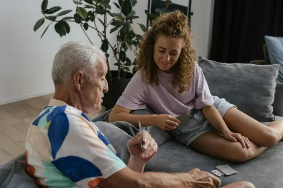 padre anciano e hija se divierten jugando a las cartas