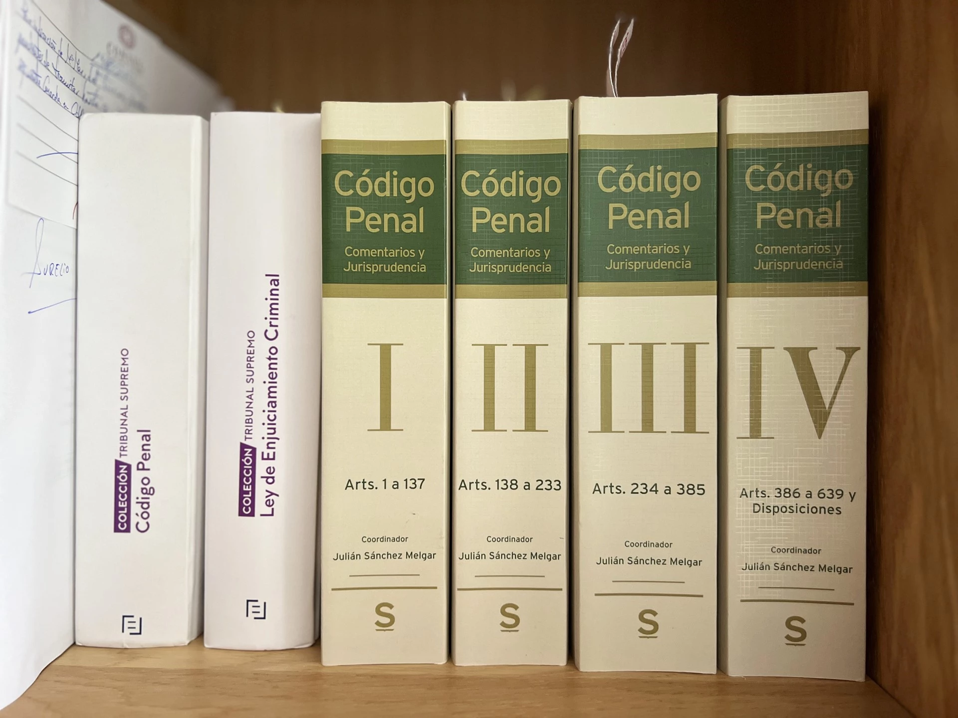 Primer plano tomos código penal en despacho de José Víctor Rodríguez