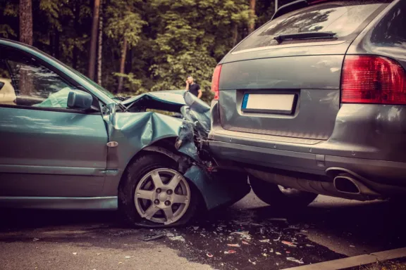 automóviles chocados en accidente urbano