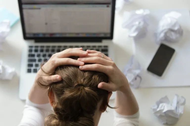 Mujer apesadumbrada ante la información que consulta en su ordenador